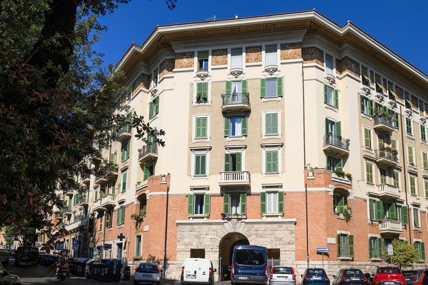 La facciata del palazzo di via Chiana